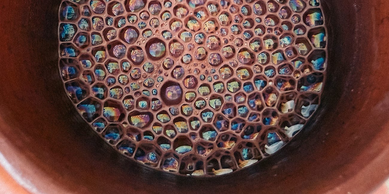 Cacao sacré : que signifient les bulles arc-en-ciel dans votre tasse ? 🌈