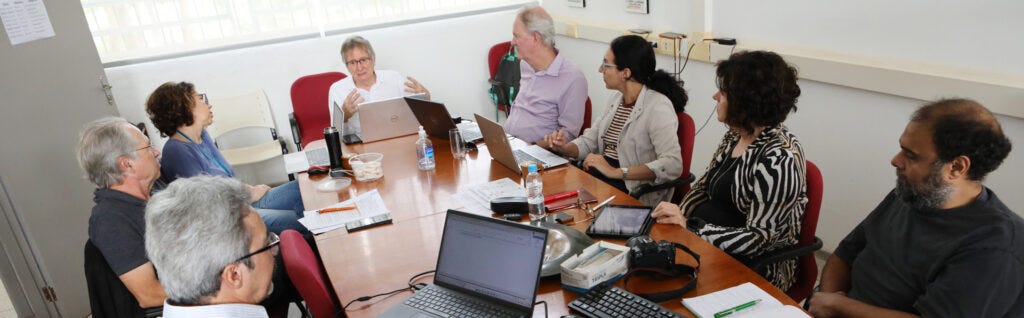 Grupo de pesquisadores discute aspectos do trabalho no Brasil: oito eixos Grupo de pesquisadores discute aspectos do trabalho no Brasil: oito eixos