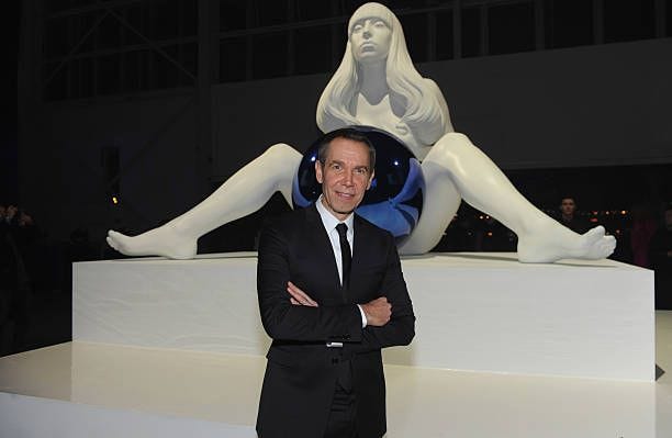 Jeff Koons poses in front of his statue depicting Lady Gaga at artRave" Press Conference at Brooklyn Navy Yard on November 10, 2013 in the Brooklyn... Ο Τζεφ Κουνς ποζάρει μπροστά από το άγαλμά του που απεικονίζει τη Lady Gaga στο artRave» Συνέντευξη Τύπου στο Brooklyn Navy Yard στις 10 Νοεμβρίου 2013 στο Μπρούκλιν...