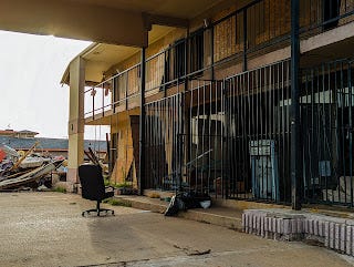 Image of the decaying porte cochere in front of the hotel