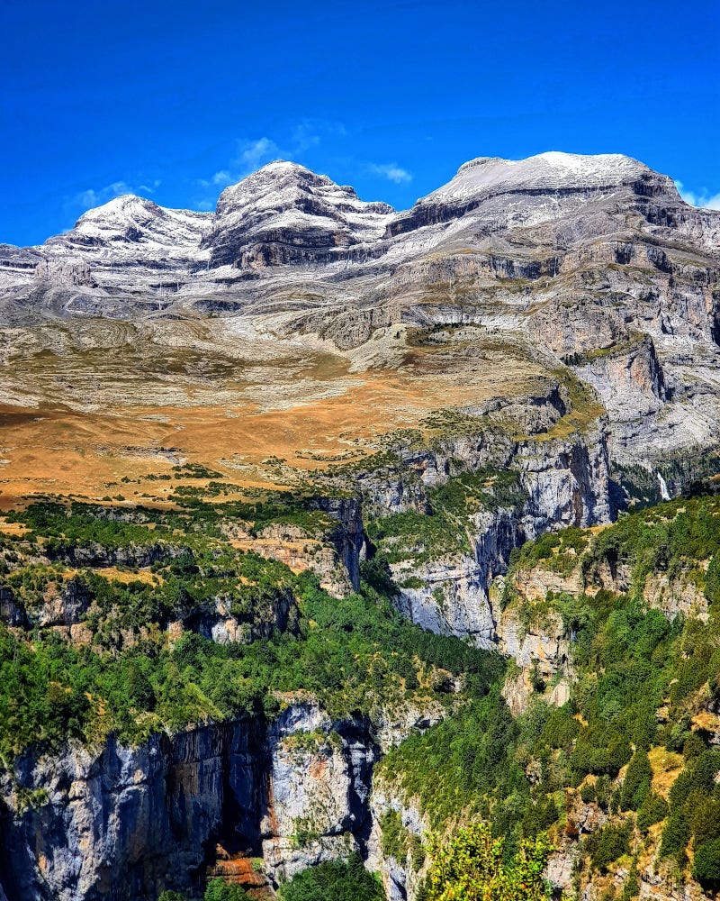 las primeras nieves han caído sobre el macizo de Monte Perdido, en el parque nacional de Ordesa, en la cordillera de los Pirineos