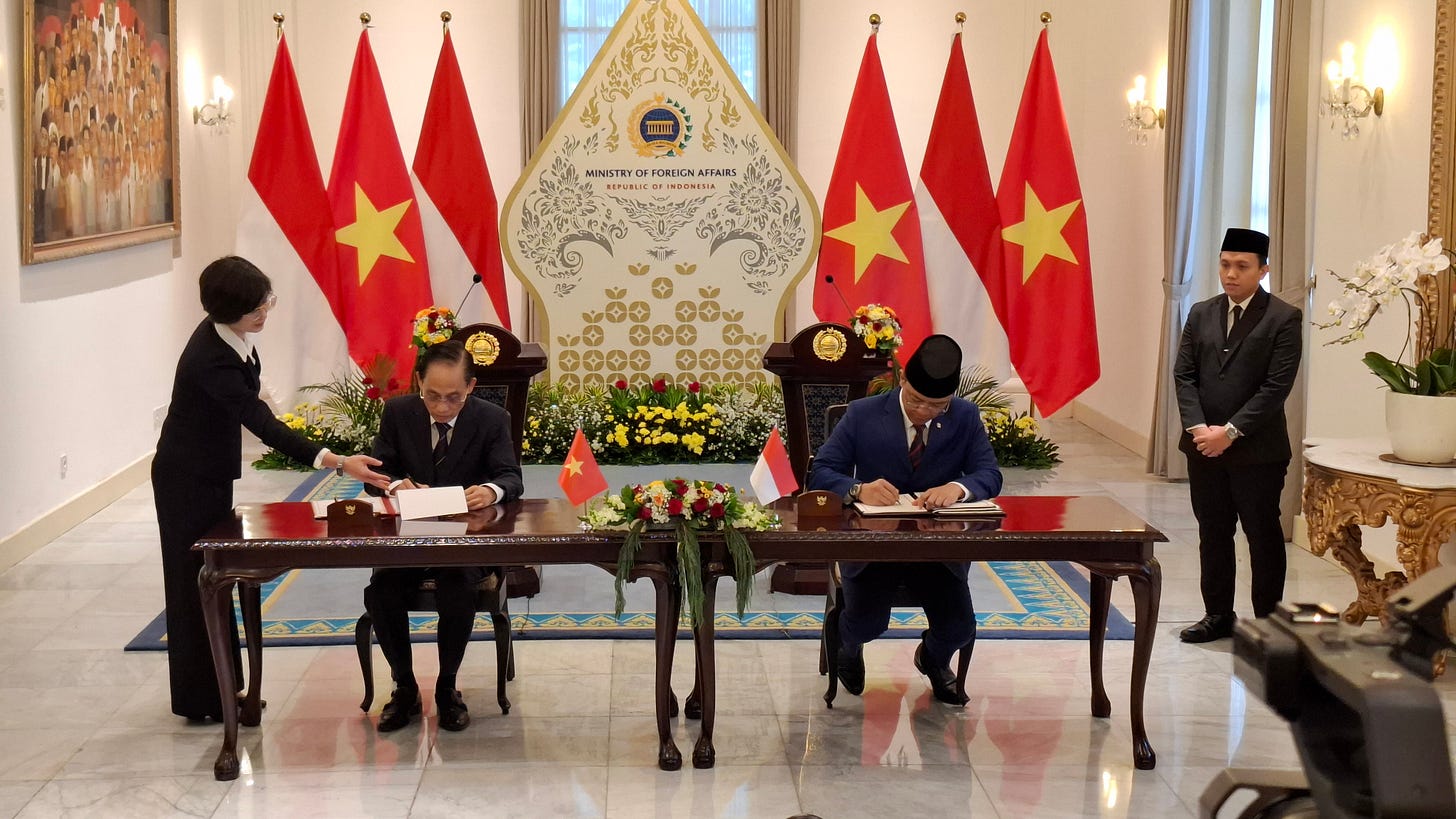 Vietnamese Foreign Minister Le Hoai Trung and Indonesian Foreign Minister Sugiono sign several agreements Vietnamese Foreign Minister Le Hoai Trung and Indonesian Foreign Minister Sugiono sign several agreements