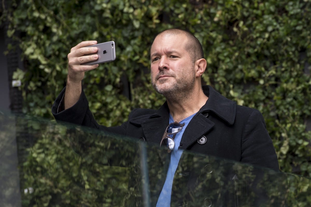Jony Ive fotografa l'apertura di un negozio di Apple a San Francisco con un iPhone, 21 maggio 2016 (David Paul Morris/Bloomberg via Getty) Jony Ive fotografa l'apertura di un negozio di Apple a San Francisco con un iPhone, 21 maggio 2016 (David Paul Morris/Bloomberg via Getty)
