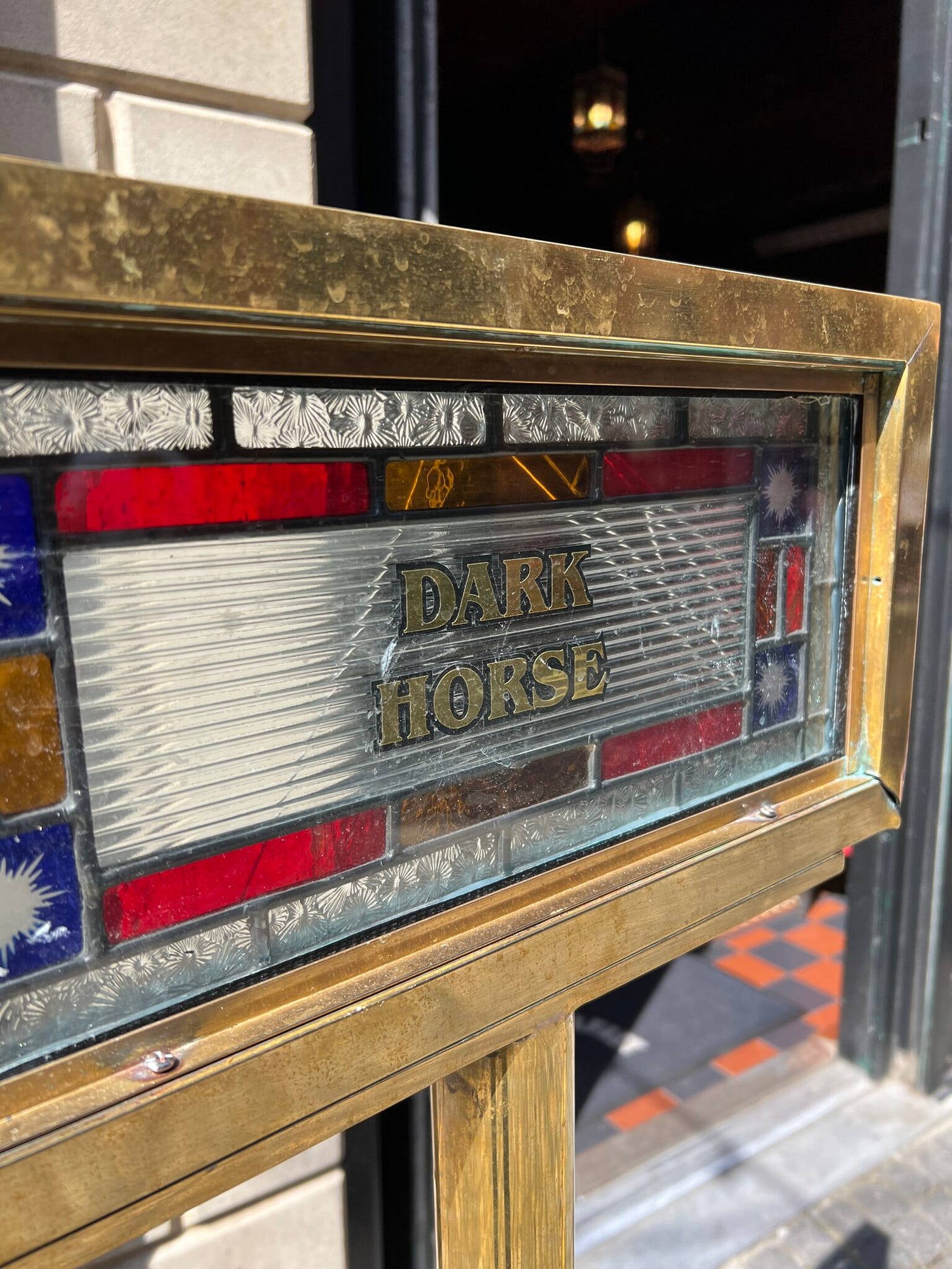 Dark Horse Belfast Schild mit goldenen Lettern und Buntglas 