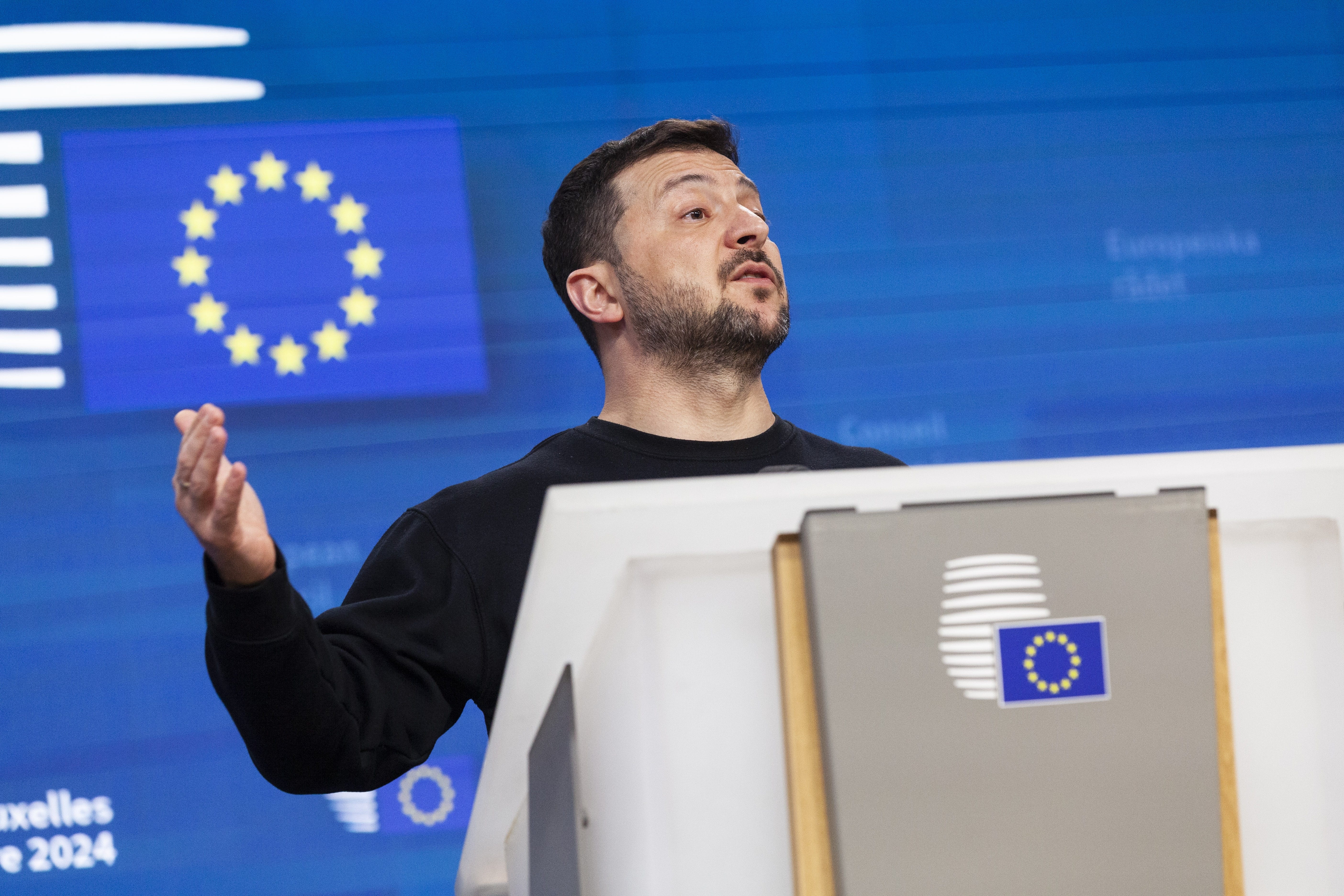 Zelenski se posvetuje z evropskimi zavezniki o Trumpovem načrtu za Ukrajino, francoski general pa poziva k pripravljenosti na vojno z Rusijo