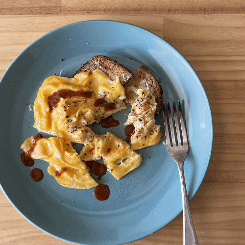 Scrambled eggs with hot sauce