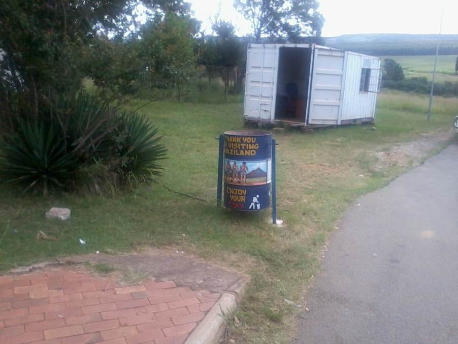 A white container next to a white container

AI-generated content may be incorrect.