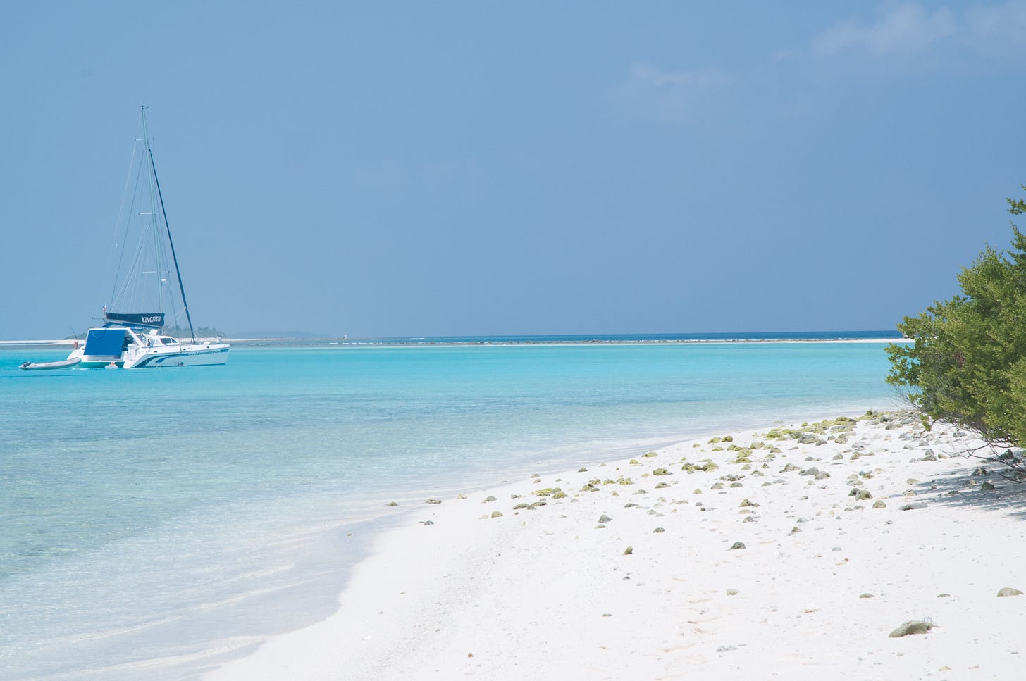 Une plage de sable blanc au Maldives avec des déchets plastiques partout Une plage de sable blanc au Maldives avec des déchets plastiques partout