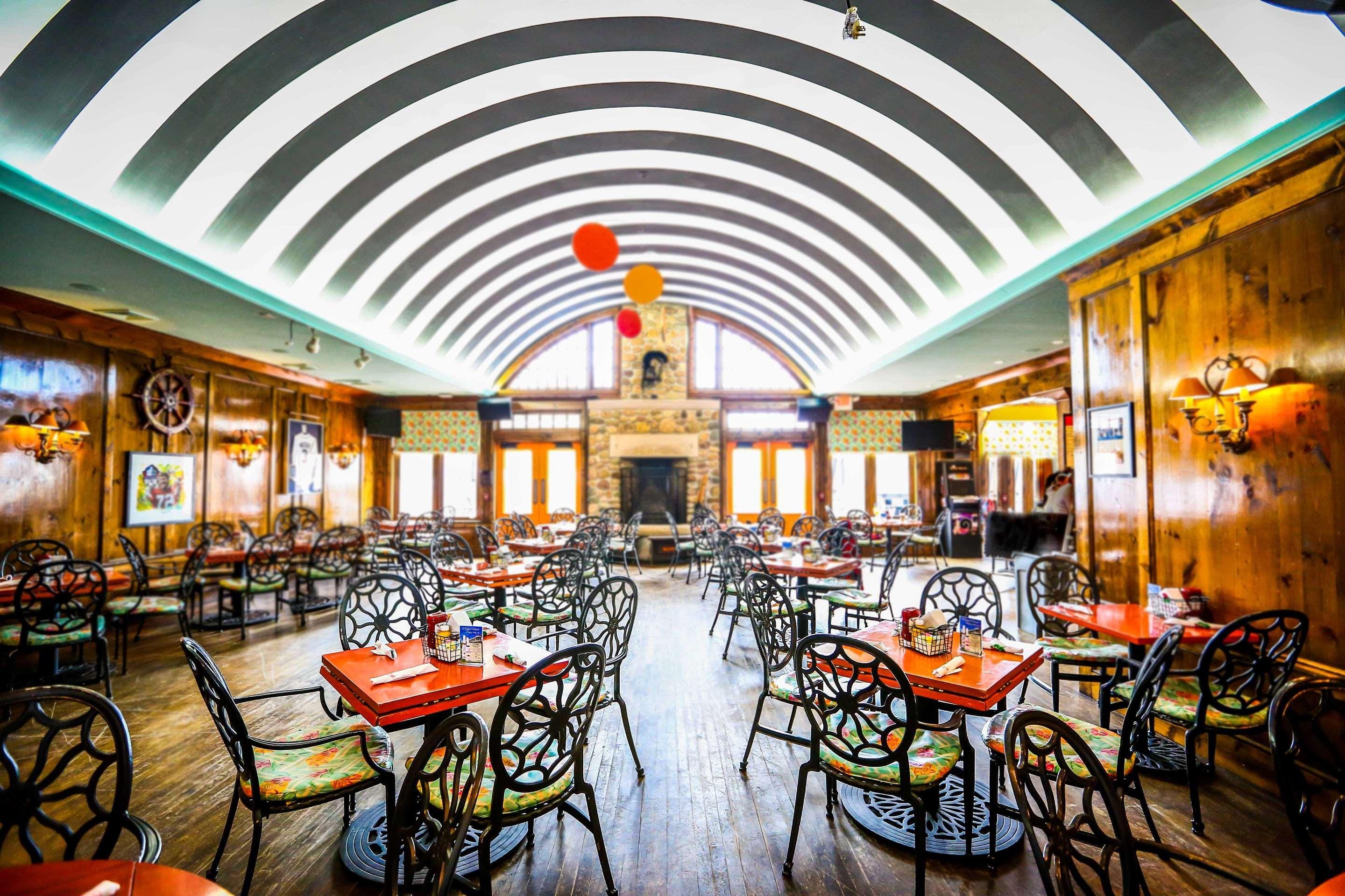 Visual tour of Grand Hotel, Mackinac Island Michigan. Professional photos. Custom maps. 