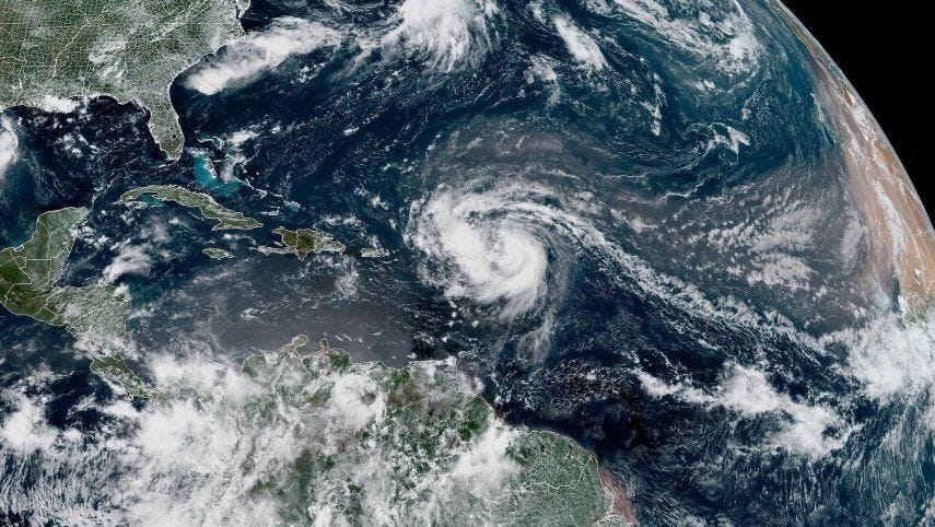 Esta imagen satelital, proporcionada por la Administración Nacional Oceánica y Atmosférica (NOAA), muestra la formación del huracán Erin en el océano Atlántico el 15 de agosto de 2025. Erin se convirtió en el primer huracán de la temporada, según el Centro Nacional de Huracanes. Esta imagen satelital, proporcionada por la Administración Nacional Oceánica y Atmosférica (NOAA), muestra la formación del huracán Erin en el océano Atlántico el 15 de agosto de 2025. Erin se convirtió en el primer huracán de la temporada, según el Centro Nacional de Huracanes.