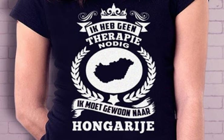 Het shirt dan Nederlandse vrouwen volgens een Hongaarse hoax zouden dragen om te protestere tegen verkrachtingstherapie. Het shirt dan Nederlandse vrouwen volgens een Hongaarse hoax zouden dragen om te protestere tegen verkrachtingstherapie.