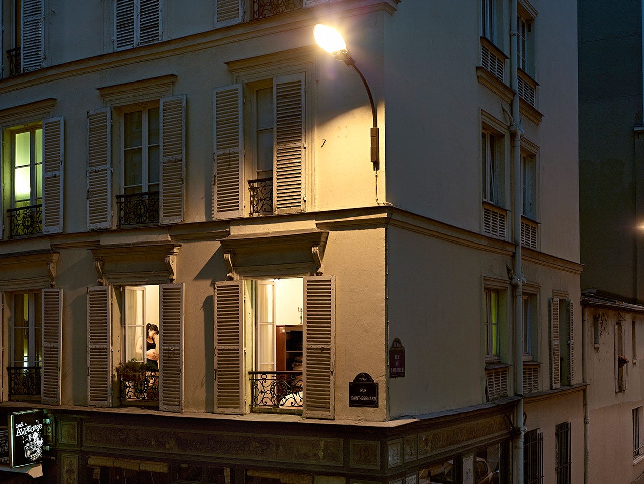 Vis–à–vis, Paris. 18 May 2013 Rue du Faubourg du Temple. Photo © Gail Albert Halaban.