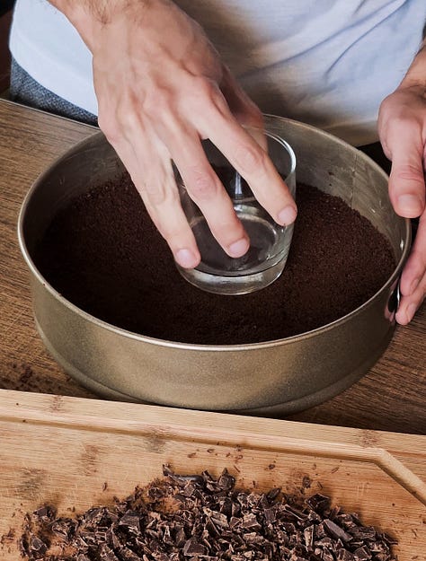 Sequência de fotos que mostram o preparo de um cheesecake de chocolate.