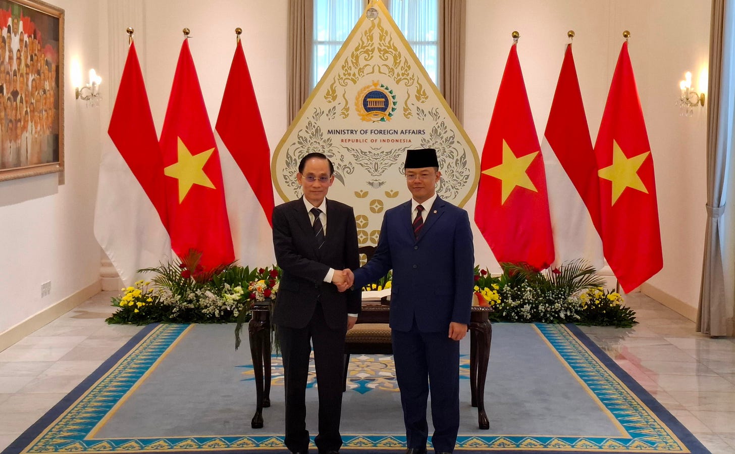 Indonesian Foreign Minister Sugiono welcomes Vietnamese Foreign Minister Le Hoai Trung Indonesian Foreign Minister Sugiono welcomes Vietnamese Foreign Minister Le Hoai Trung