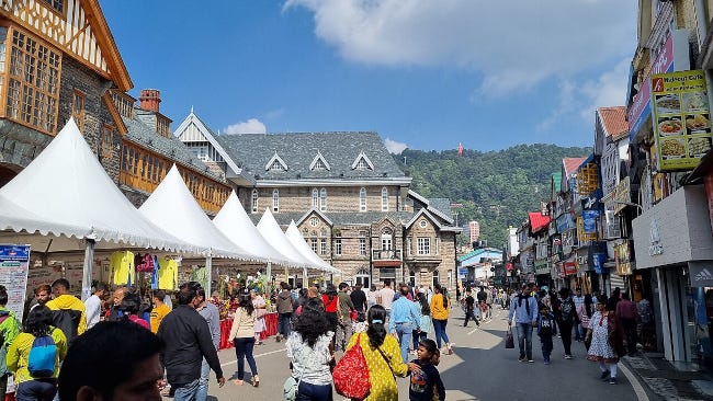 Une rue animée avec en arrière-plan, mais oui, des montagnes
