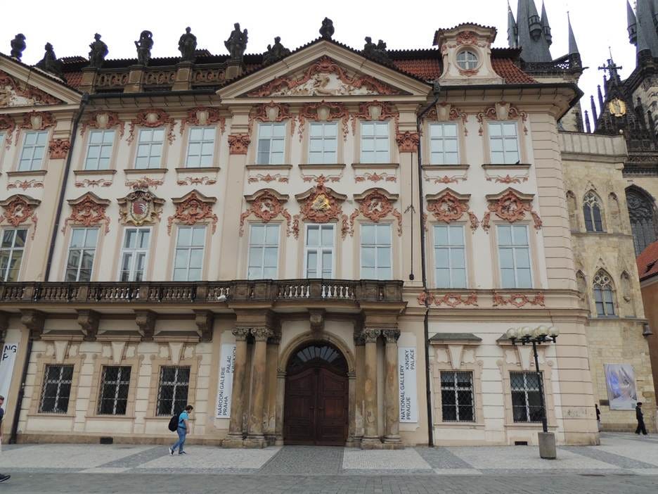 A large building with many windows

AI-generated content may be incorrect.