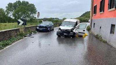 Calcinaia, muore nello schianto in curva. Feriti due bambini