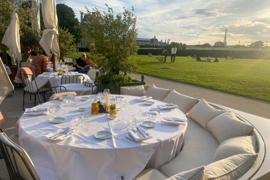 Loulou restaurant in Paris - outdoor dining near the Louvre