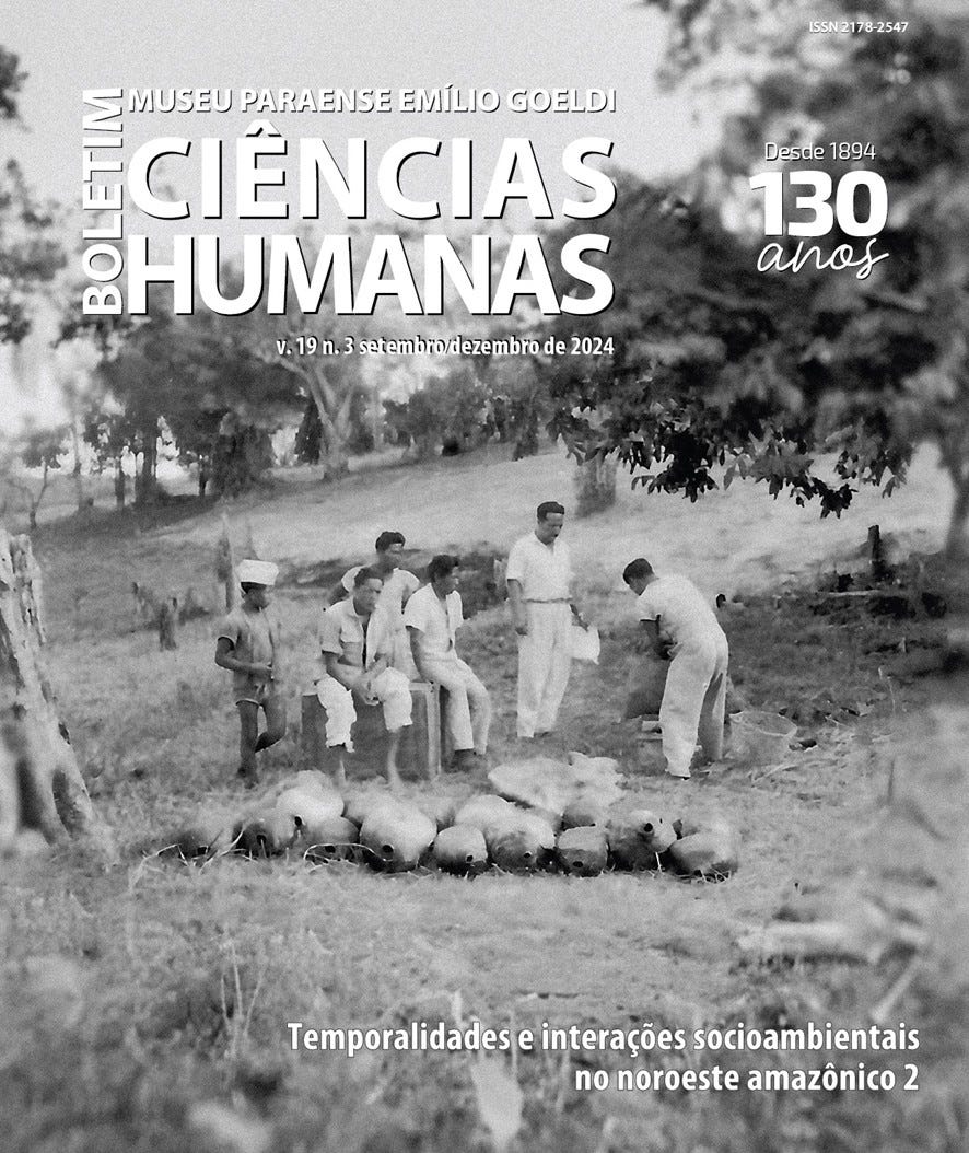 Imagem da capa: Bolas de borracha sendo vistoriadas pelo comerciante, diante de seus fregueses, provavelmente no seringal Providência no médio rio Negro, em 1951.