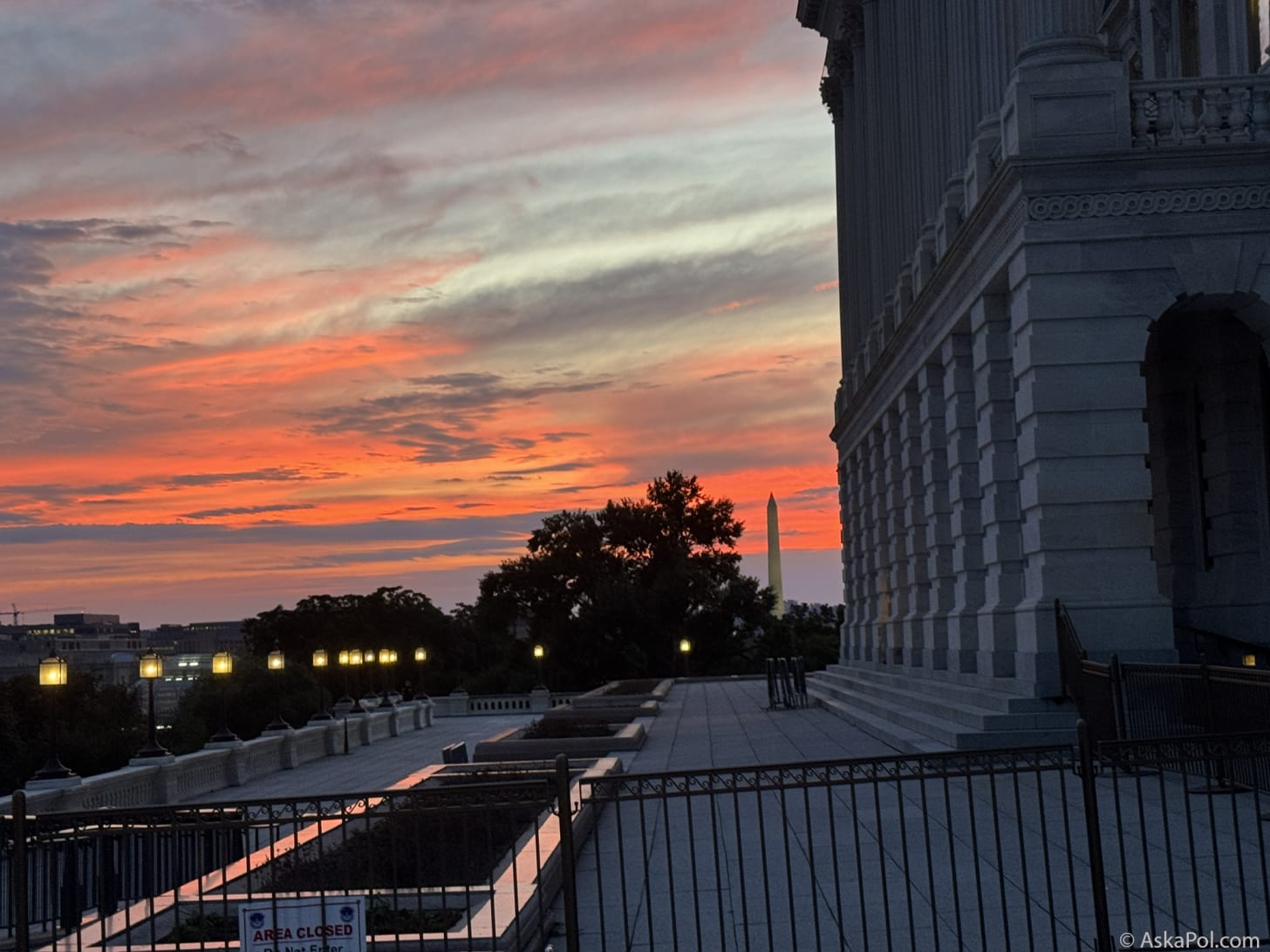 Sun sets over Washington Monument. Photo: Matt Laslo © www.askapol.com 
