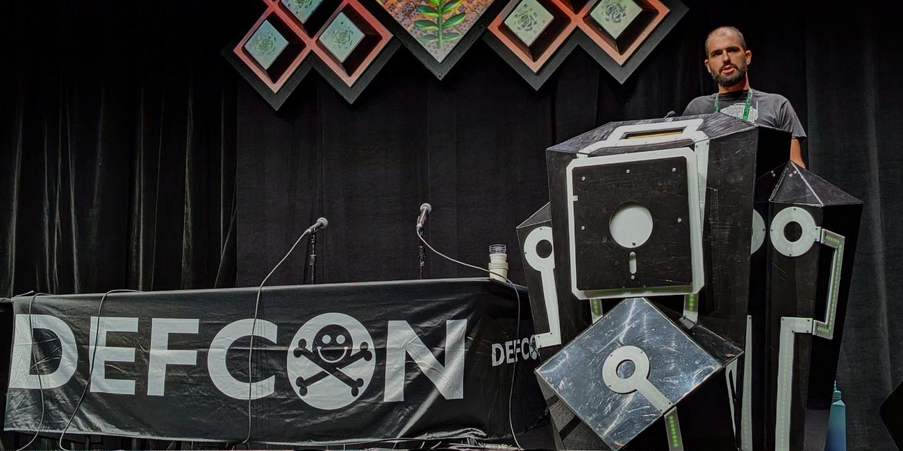 DEF CON 33: alertan que las comunicaciones aéreas no están cifradas y que la IA puede manipular a los pilotos