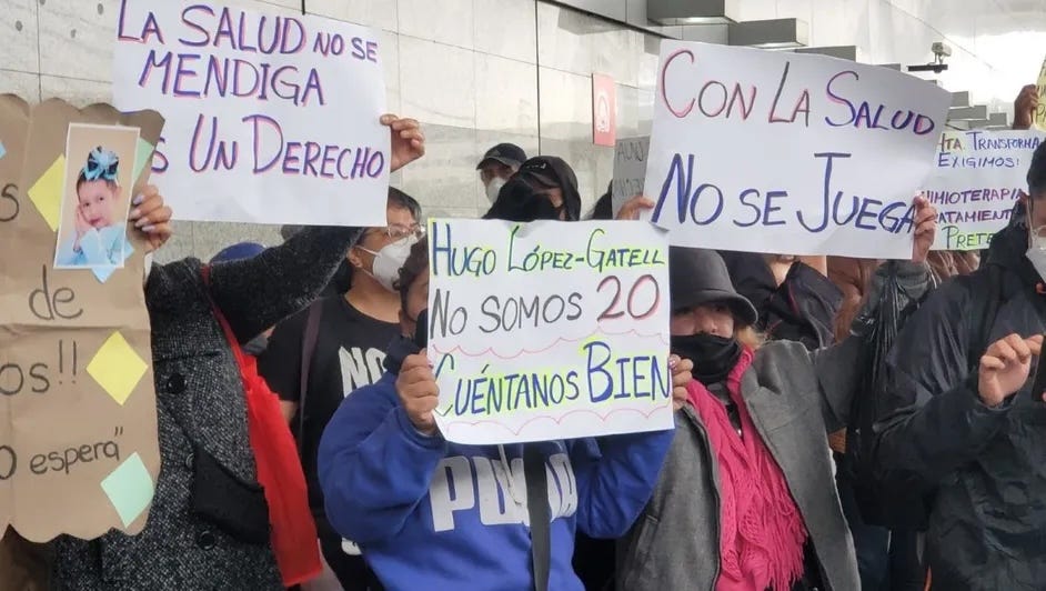 Papás de niños con cáncer, en un bloqueo de la Terminal 1 del Aeropuerto de la Ciudad de México el 24 de noviembre de 2024. Foto de César Velázquez para Milenio