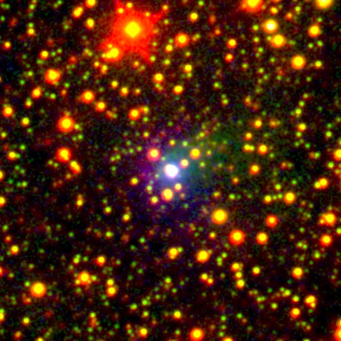 Imagem em cores que mostra a composição entre nebulosa e estrela em meio a outros astros no espaço. Imagem em cores que mostra a composição entre nebulosa e estrela em meio a outros astros no espaço.