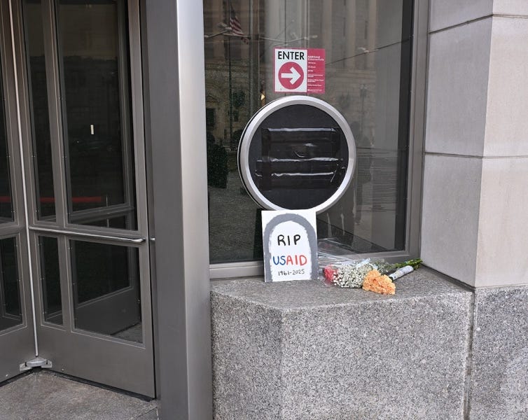 A grave in front of a building

AI-generated content may be incorrect.