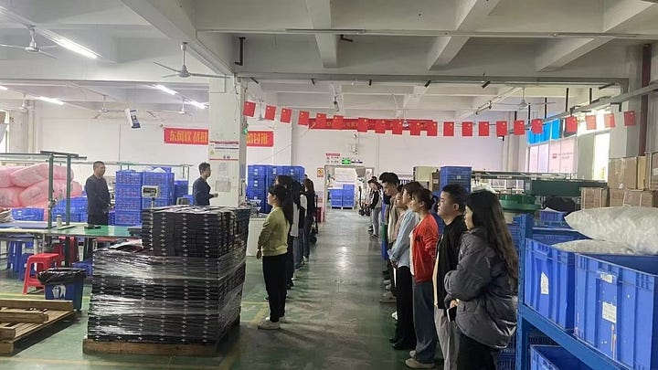 盛虎在深圳的工厂工作,从流水线工人到线长