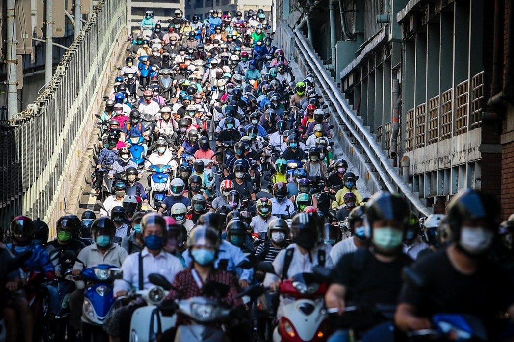 台北橋機車通勤車流|來源:Taiwan News / CNA photo 台北橋機車通勤車流|來源:Taiwan News / CNA photo