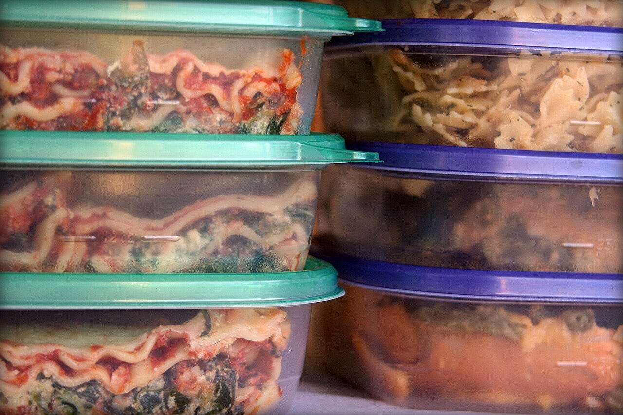 tomato stains out of plastic containers — Kathleen Franklin / CC BY 2.0 (Wikimedia Commons) tomato stains out of plastic containers — Kathleen Franklin / CC BY 2.0 (Wikimedia Commons)