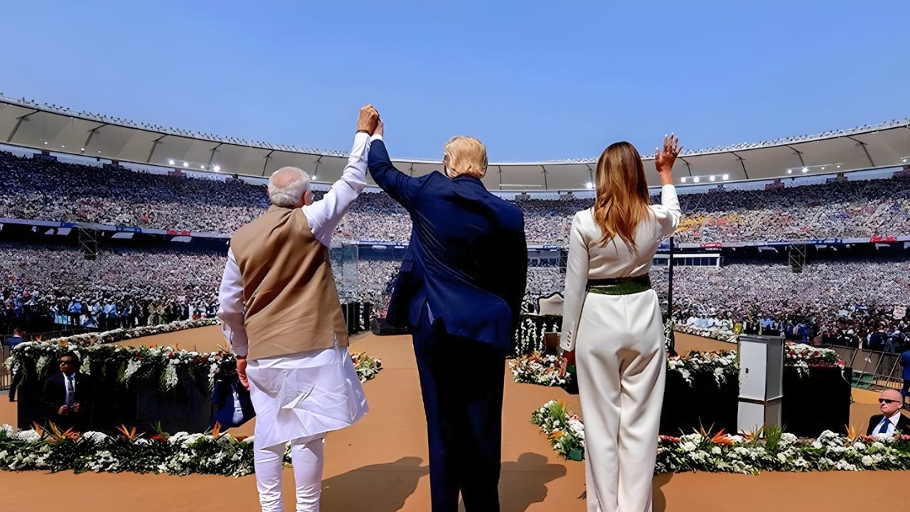 अहमदाबाद में नमस्ते ट्रंप क्रार्यक्रम के दौरान नरेंद्र मोदी, डोनाल्ड ट्रंप और मेलानिया ट्रंप