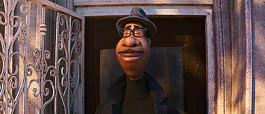 Gif dal film animato "Soul", con un personaggio afroamericano (Saul) che porta degli occhiali e un cappello a cilindro, prendendo un bel respiro e poi sorridendo con tutto il viso. Il personaggio sta sulla soglia di una porta con un cancello in ferro battuto. Gif dal film animato "Soul", con un personaggio afroamericano (Saul) che porta degli occhiali e un cappello a cilindro, prendendo un bel respiro e poi sorridendo con tutto il viso. Il personaggio sta sulla soglia di una porta con un cancello in ferro battuto.