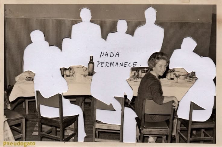 Foto antiga de um grupo de pessoas sentadas ao redor de uma mesa de jantar; Porém, só uma mulher não está recortada da foto e ao lado dela tem a frase "Nada Permanece".
