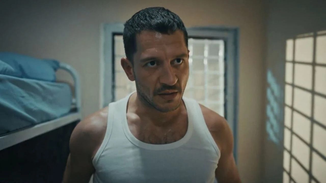 Uraz Kaygılaroğlu Yeraltı dizisinde Bozo — cezaevi sahnesi, beyaz atlet Uraz Kaygılaroğlu Yeraltı dizisinde Bozo — cezaevi sahnesi, beyaz atlet