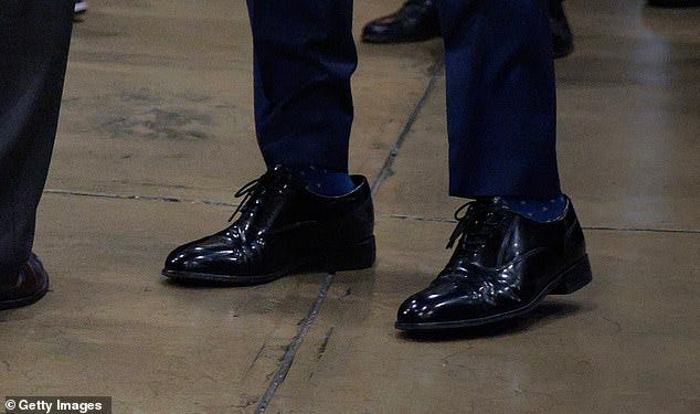 Humiliating photo of Marco Rubio's feet goes viral after it's revealed  Trump shames aides over shoe size | Daily Mail Online