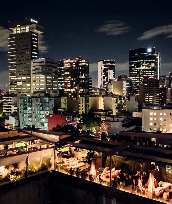Ciudad de México de noche desde una de las terrAzas bar en CDMX. Y un cocktail flameado.