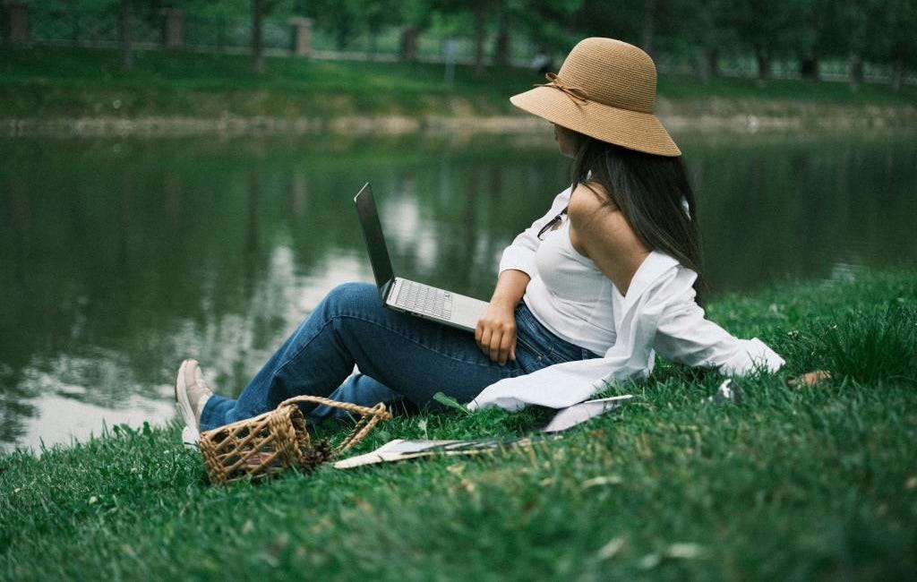 Soulful Work Under the Sun – Creative Flow in Midlife