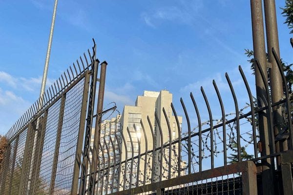 View of the building in Warsaw where Russian diplomats live (Frontstory.pl)
