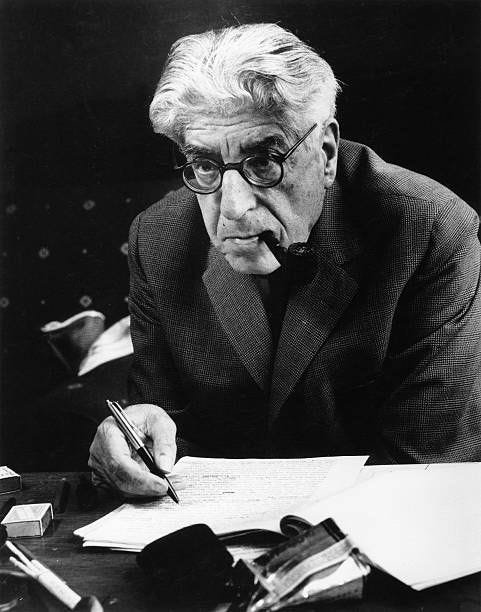 Bloch, Ernst *08.07.1885-+Philosoph, Kulturwissenschaftler, D- Portrait am Schreibtisch- 1961 Foto: Paul Swiridoff