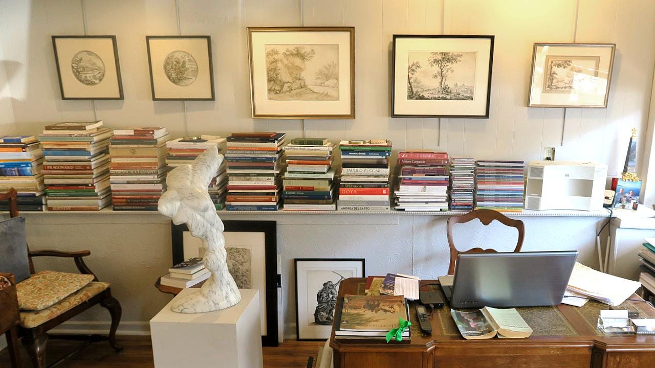 A desk with a computer and books on it

Description automatically generated