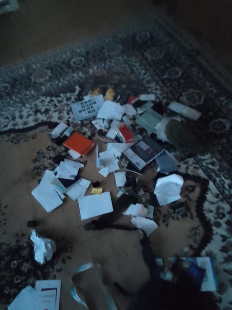 Galeria e dëshmive nga sulmi i tretë ndaj shtëpisë familjare në Kosovë, dritare e dyer të thyera, hapësira të bastisura, dokumente personale të shpërndara dhe hard disku i hequr, shenja konkrete të një fushate frikësimi që synon ta shndërrojë presionin publik në dhunë private.