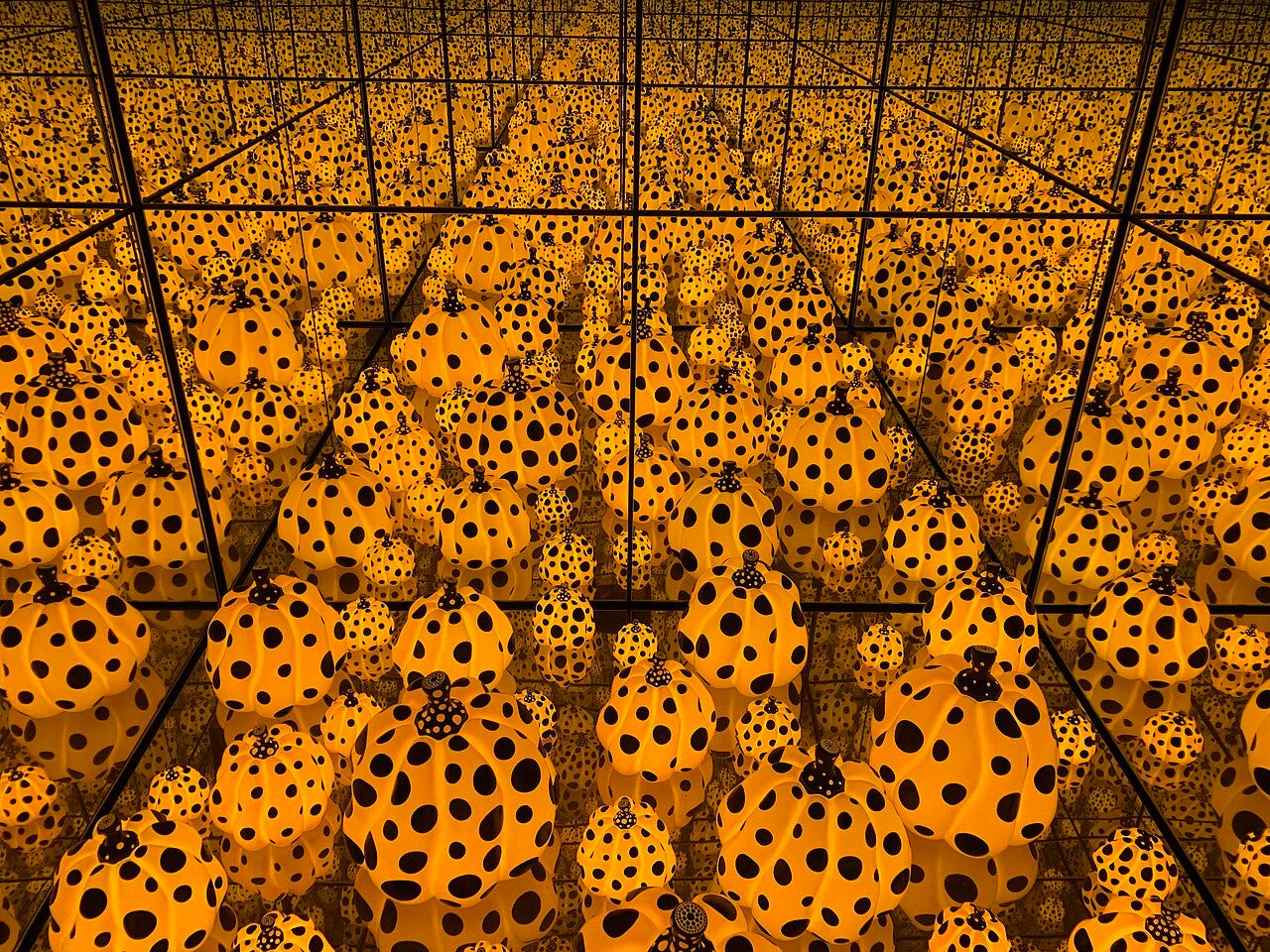 〈The Spirits of the Pumpkins Descended into the Heavens〉展場|來源:Ncysea / Wikimedia Commons(CC BY-SA 4.0) 〈The Spirits of the Pumpkins Descended into the Heavens〉展場|來源:Ncysea / Wikimedia Commons(CC BY-SA 4.0)
