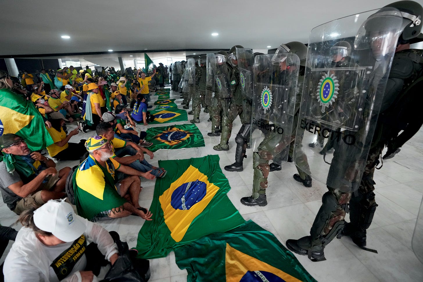 Selvageria do 8 de Janeiro ainda causa indignação... | VEJA