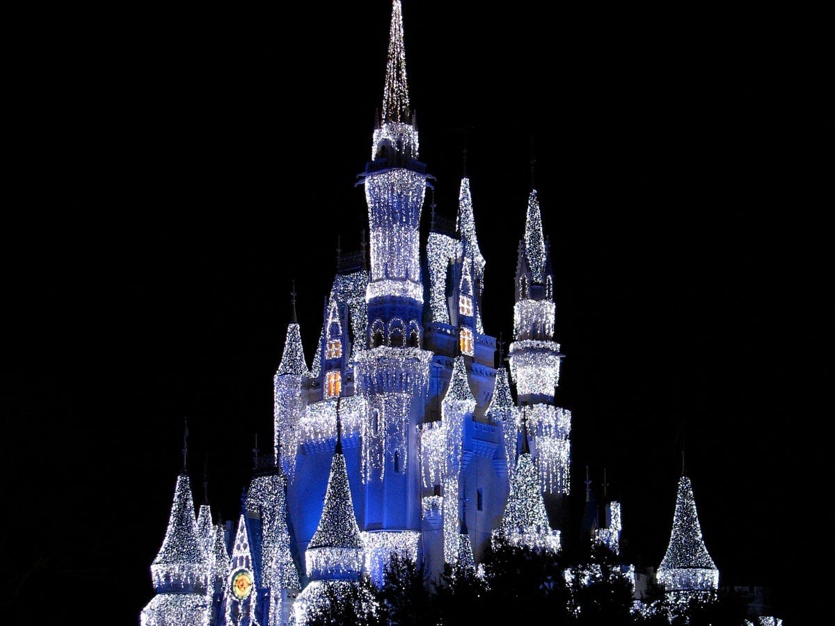 Cinderella Castle in its holiday lights at Magic Kingdom. Image: Benjamin D. Esham via Wikimedia Commons