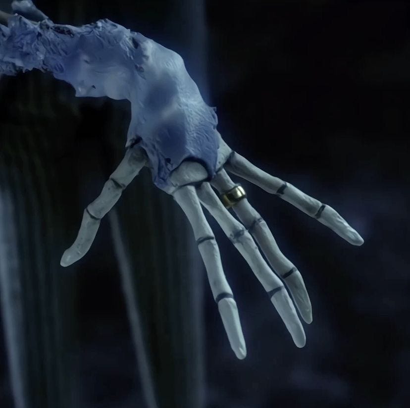 Scena de La Sposa Cadavere. Close up sulla mano scheletrica che indossa una fede d'oro