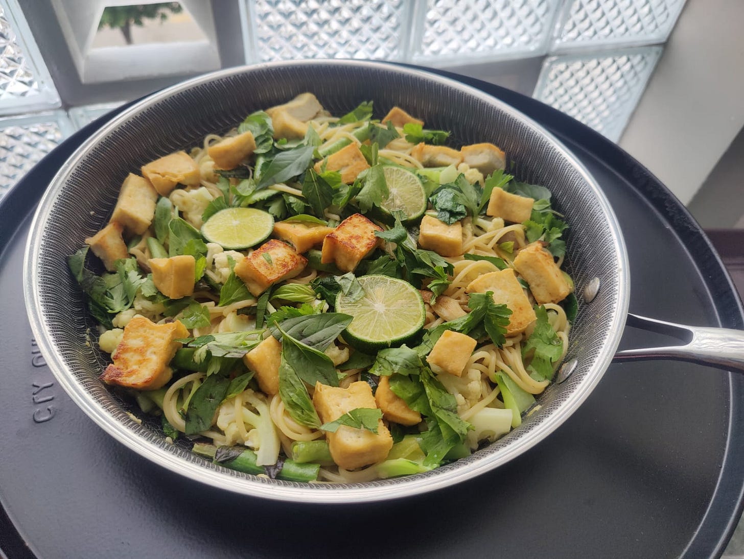 pan of green curry spaghetti pasta