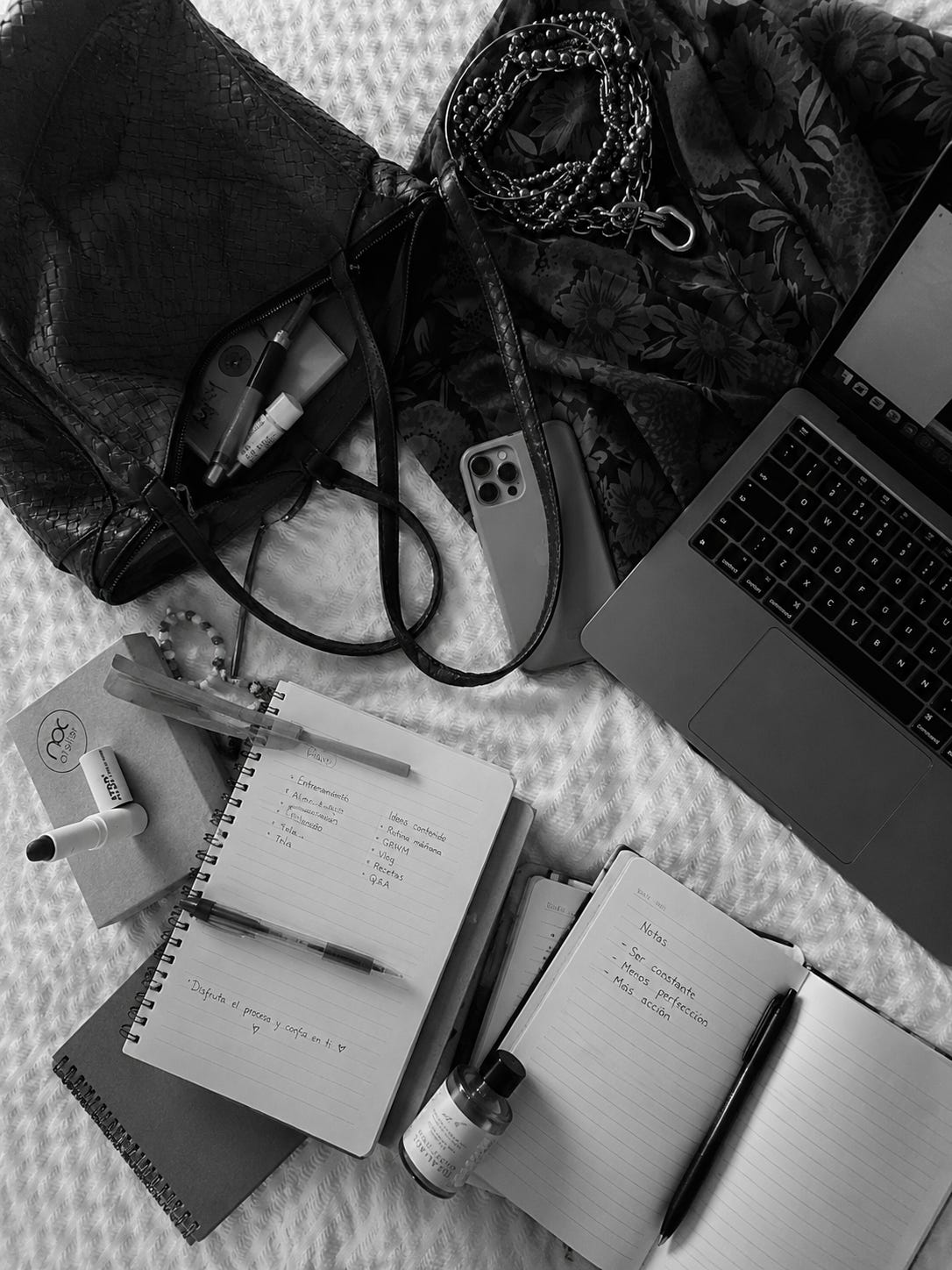 El caos de Tala Álvarez Pareja-Obregón del día a día y su proceso de escritura. Su cama con su Macbook, su iphone, anotaciones, un bolso abierto, su ropa preparada para un evento... El caos de Tala Álvarez Pareja-Obregón del día a día y su proceso de escritura. Su cama con su Macbook, su iphone, anotaciones, un bolso abierto, su ropa preparada para un evento...