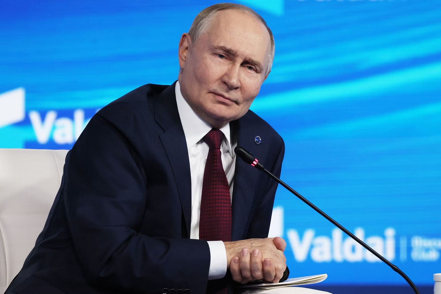 V. Putyin válasza arra a kérdésre, hogy miért vásárol az USA orosz uránt, és miért tiltja meg másoknak ezt