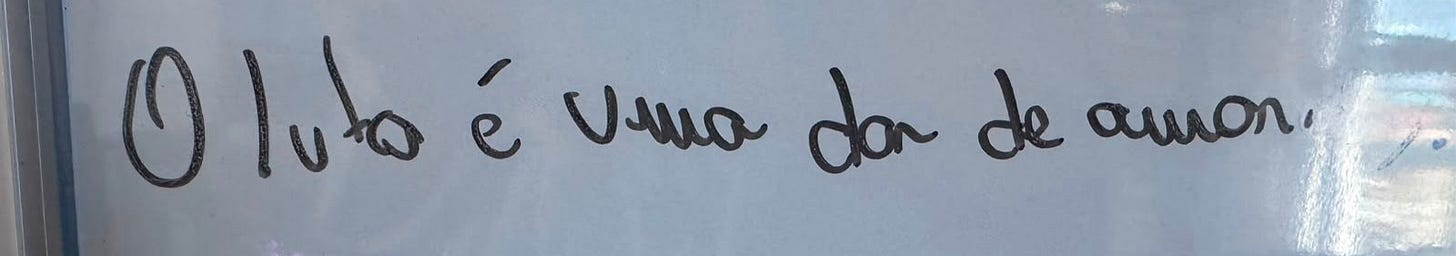 fotografia de um pedaço do quadro branco do meu escritório, com a seguinte frase escrita à mão, de caneta preta: "O luto é uma dor de amor".